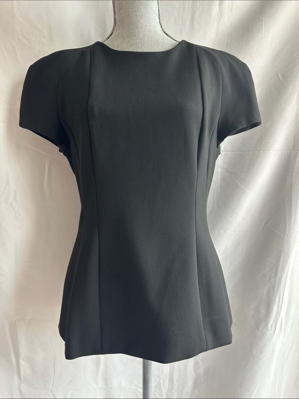 L'AGENCE Black Short-Sleeve Structured Blouse